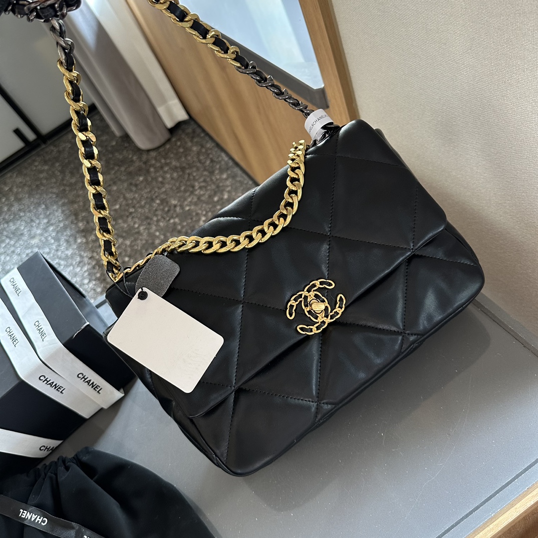 19 HANDBAG