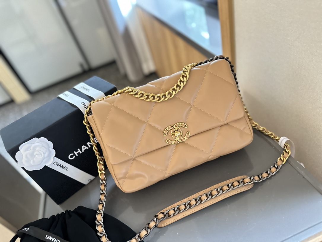 19 HANDBAG