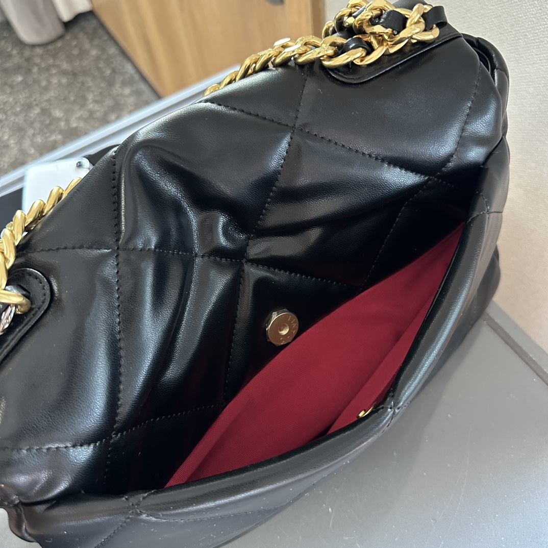 19 HANDBAG