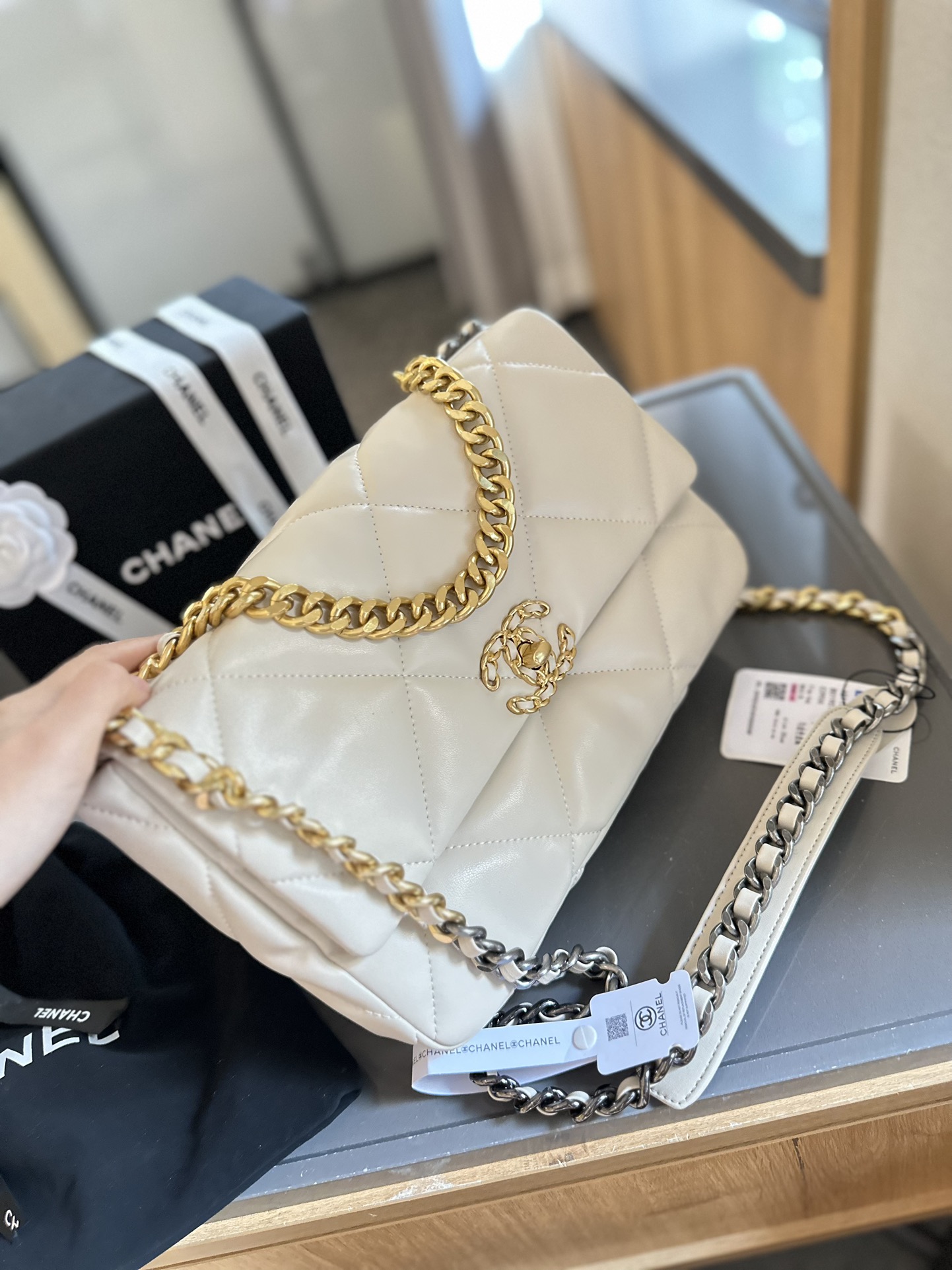 19 HANDBAG