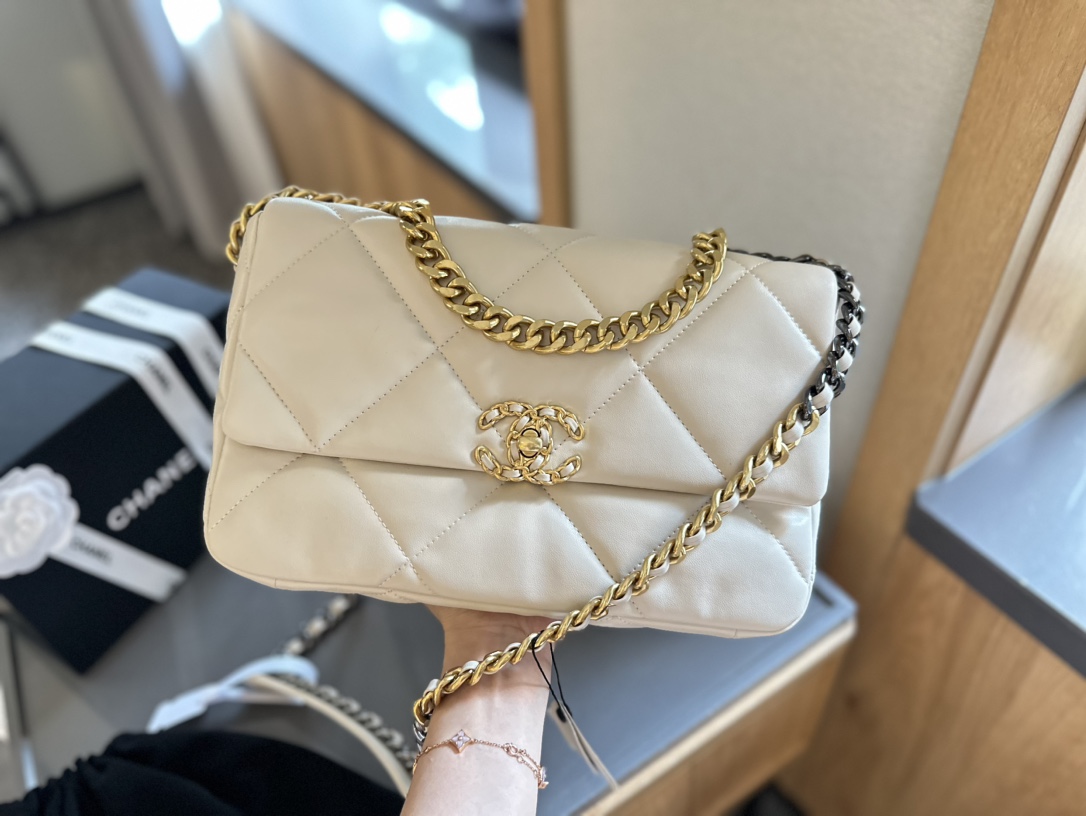 19 HANDBAG
