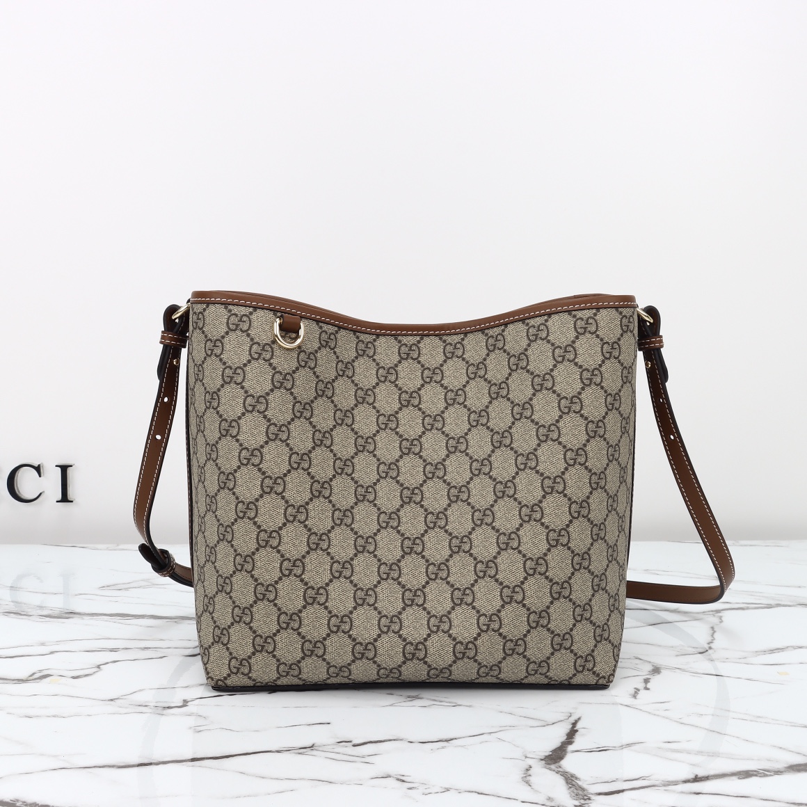 Gucci GG Emblem bucket bag - Medium