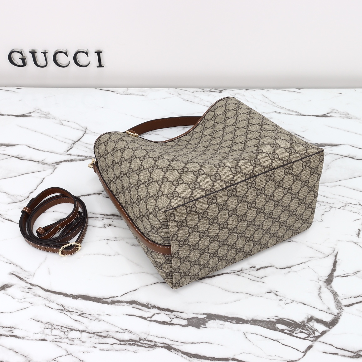Gucci GG Emblem bucket bag - Medium