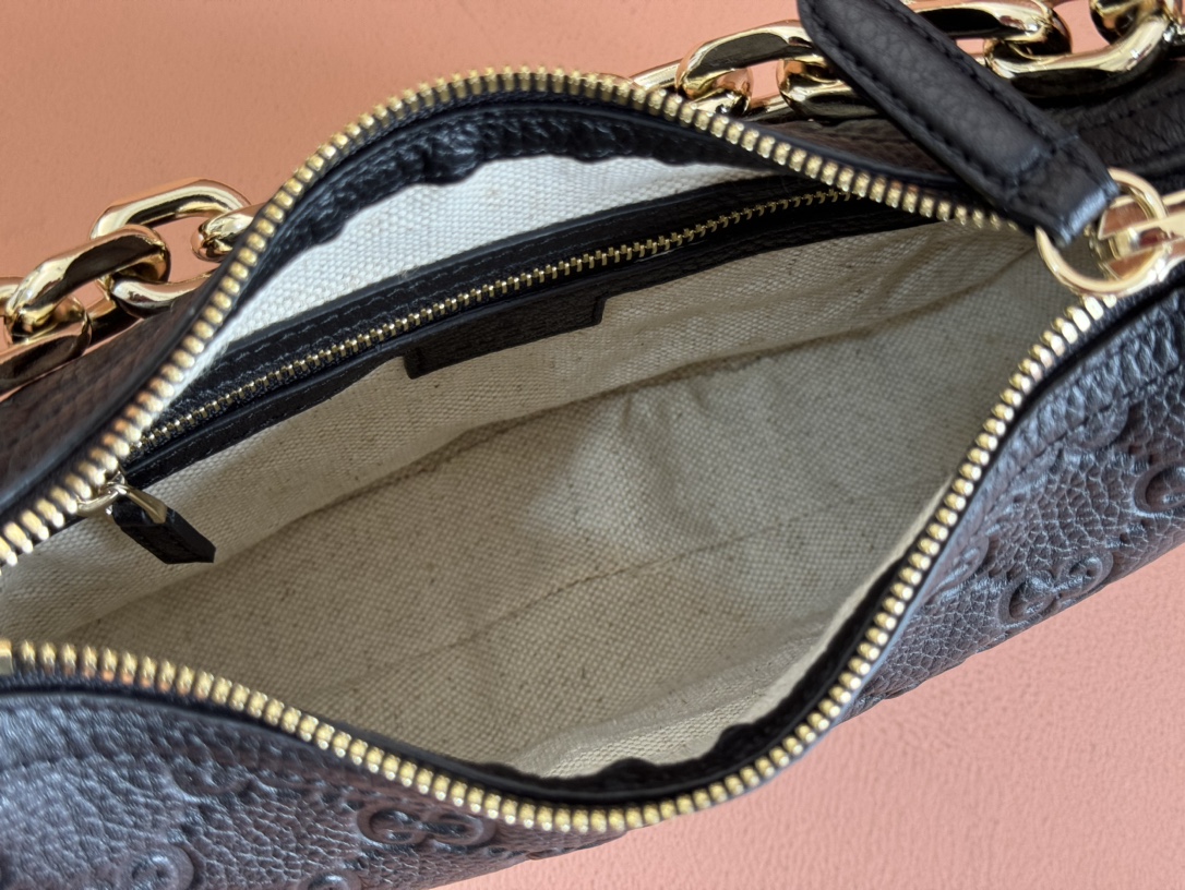 Gucci Emblem Black Grainy Leather Small Bag