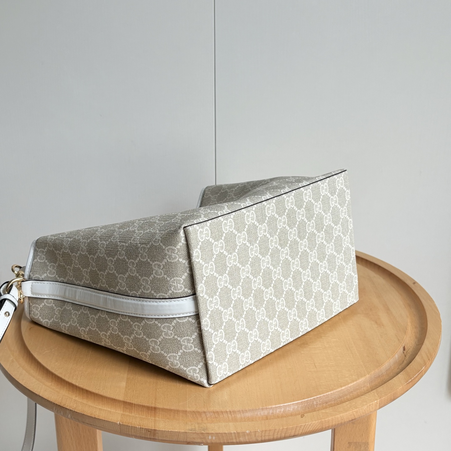 Gucci GG Emblem Bucket Bag - Off white