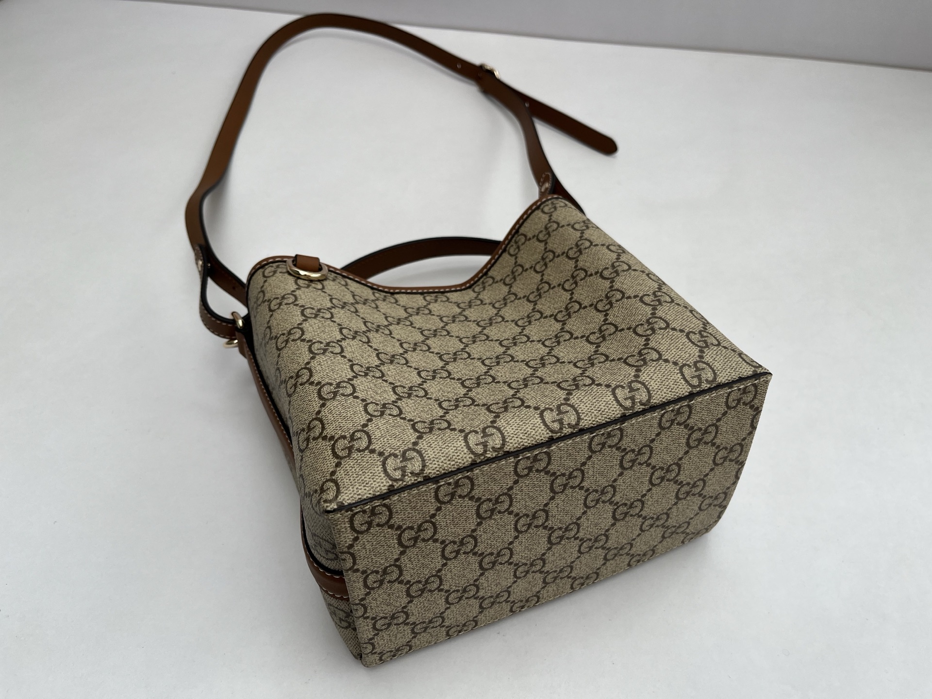 Gucci GG Emblem bucket bag - Small