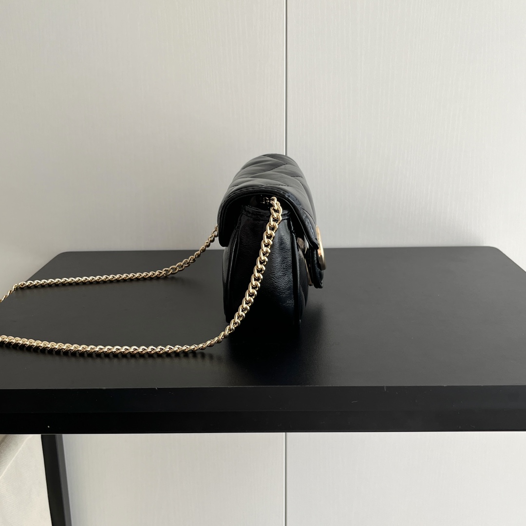 Gucci GG Marmont matelassé leather super mini bag