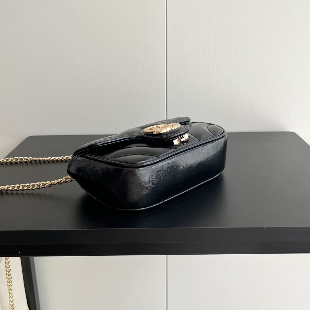 Gucci GG Marmont matelassé leather super mini bag