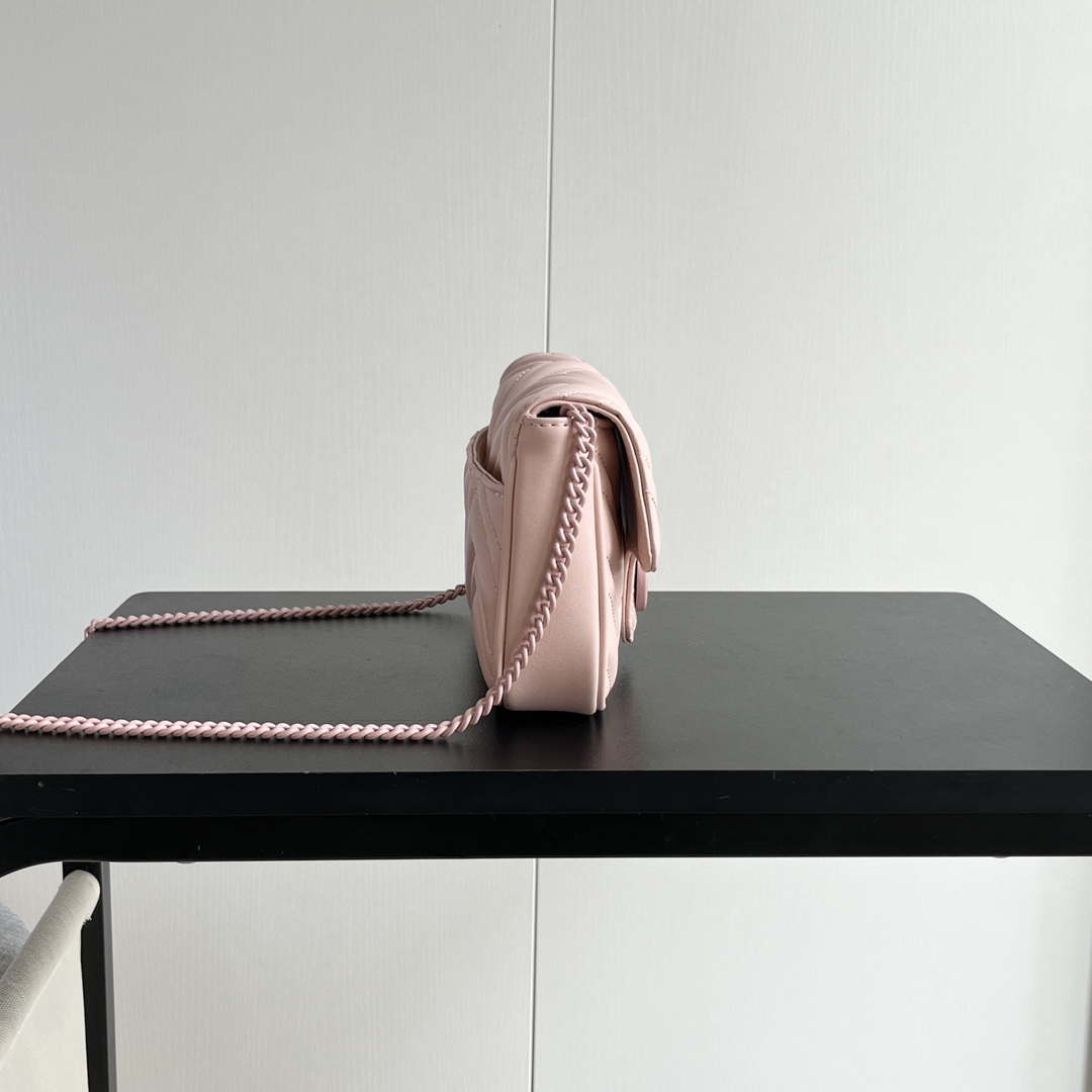 Gucci GG Marmont matelassé leather super mini bag