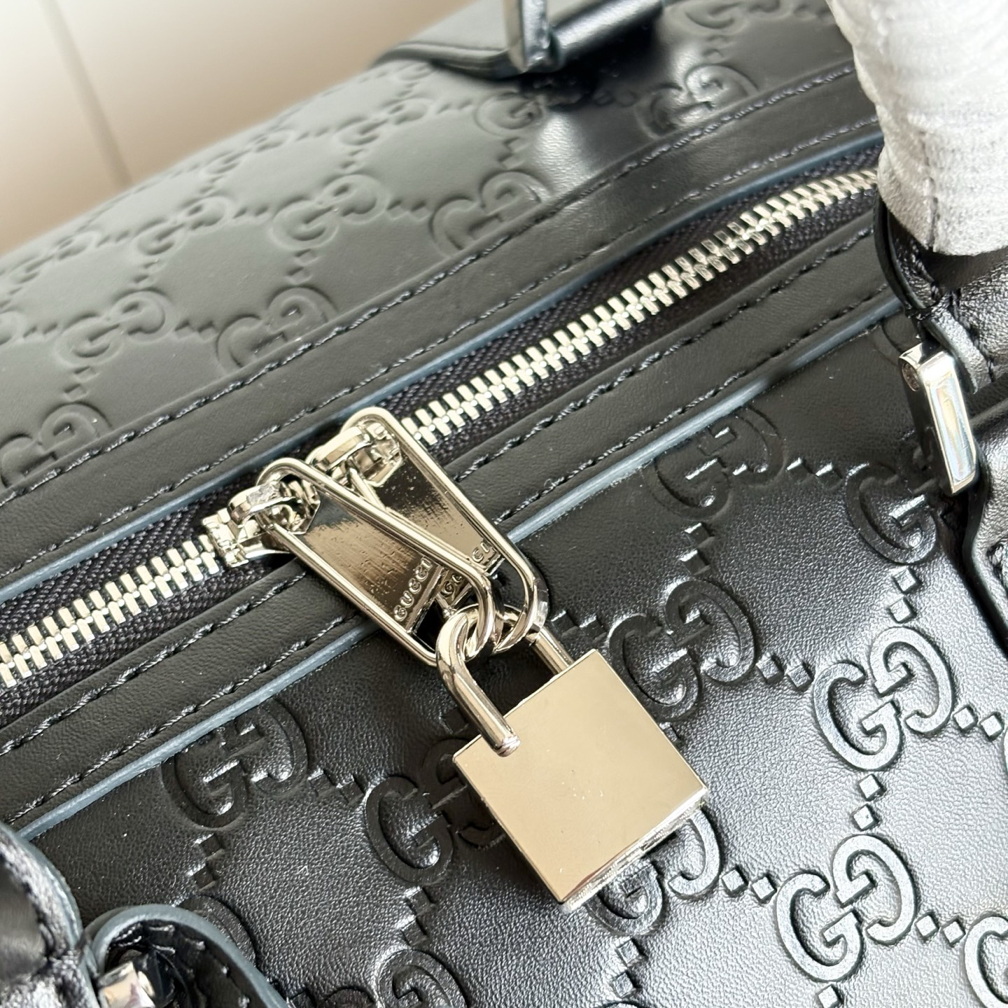 Gucci GG Emblem medium duffle bag - Black