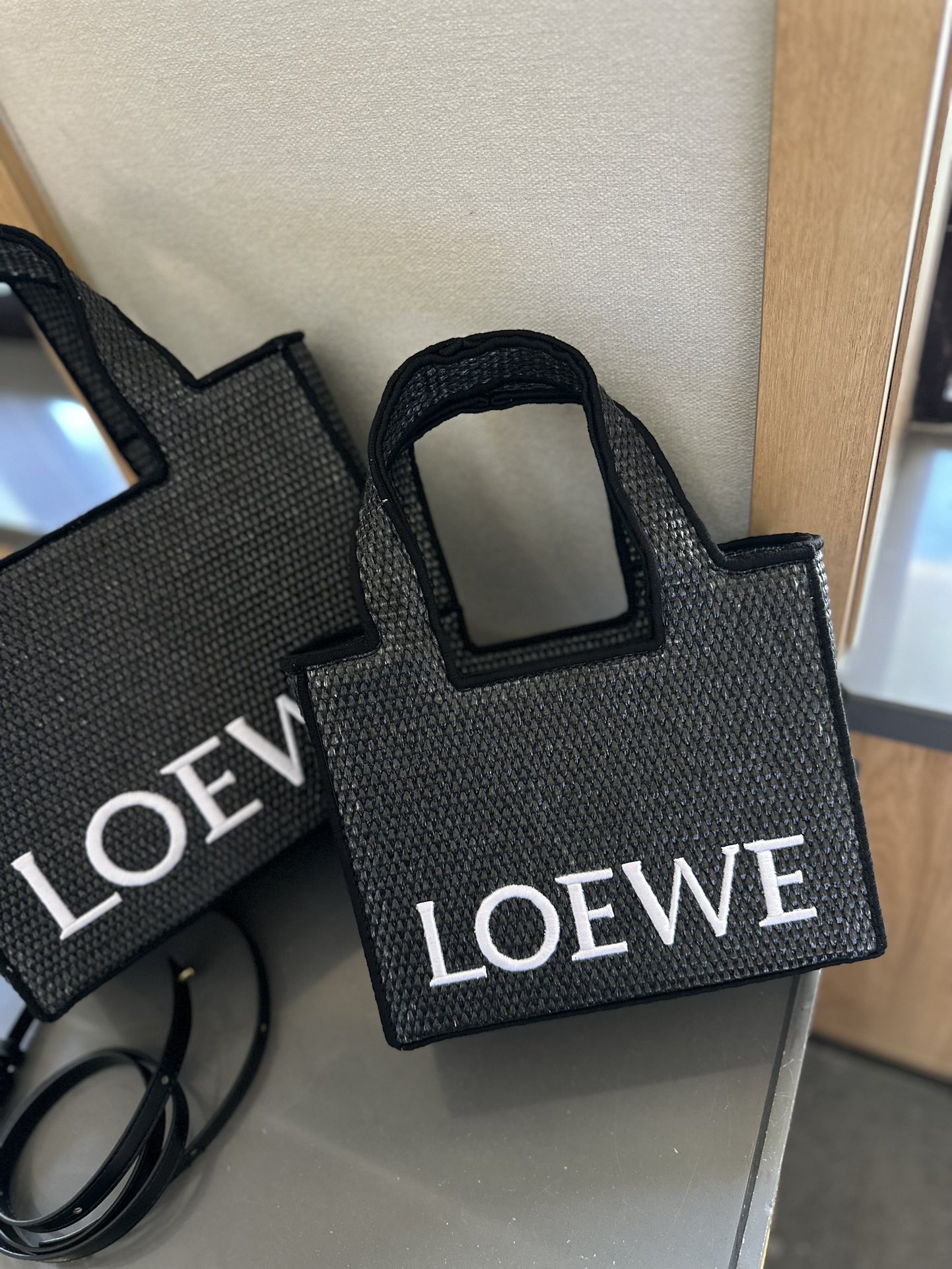 Font Tote in raffia