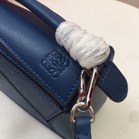 Calfskin Size: 18*12.5*8cm Model: 0150