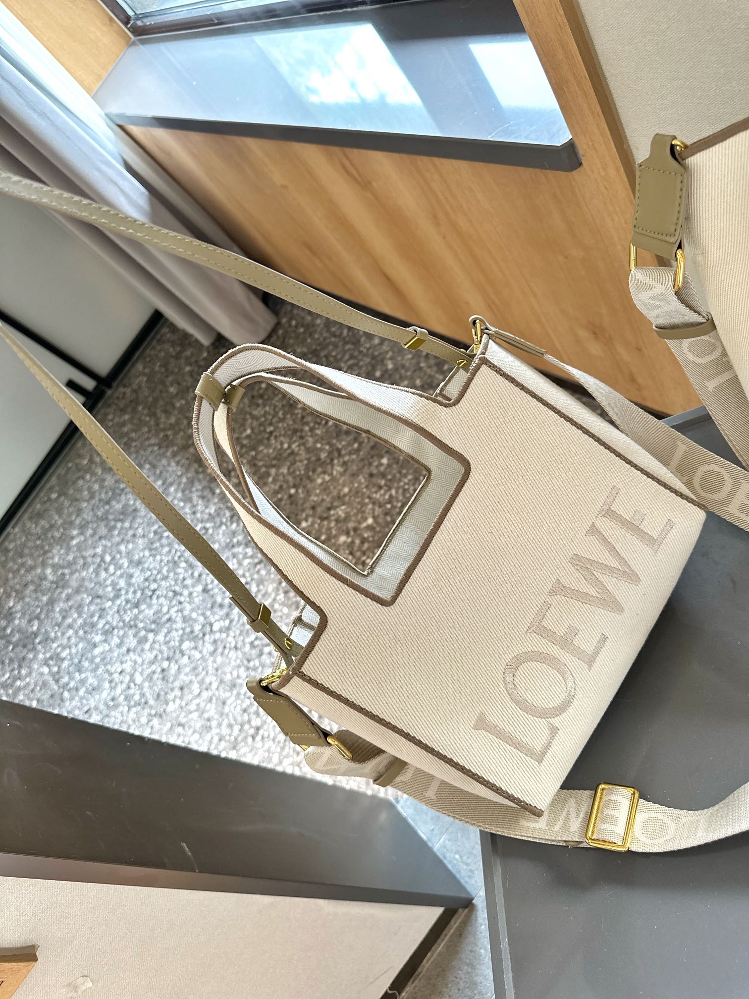 Font tote in raffia