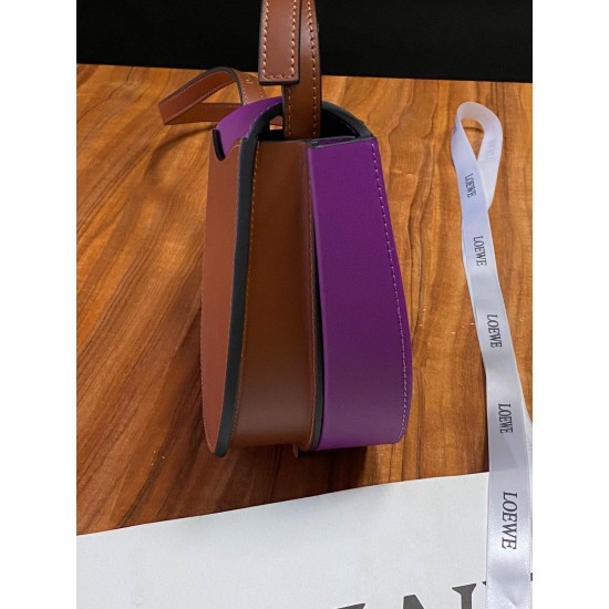 Calfskin bag Size: 19.5 × 8.5 × 16.5 cm