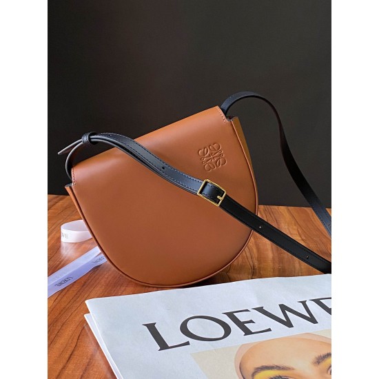 Calfskin Bag Size: 19.5 × 8.5 × 16.5 cm