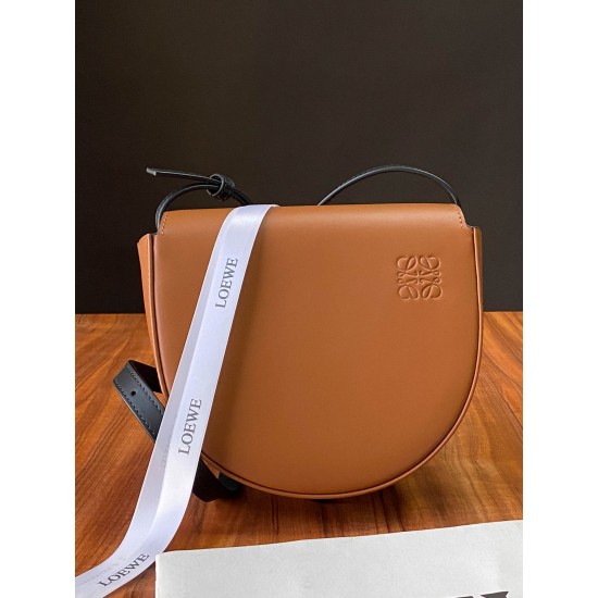 Calfskin Bag Size: 19.5 × 8.5 × 16.5 cm