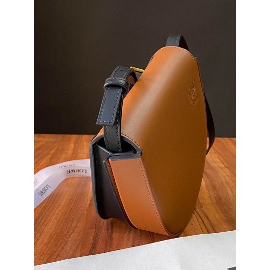 Calfskin Bag Size: 19.5 × 8.5 × 16.5 cm