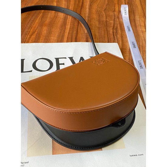 Calfskin Bag Size: 19.5 × 8.5 × 16.5 cm