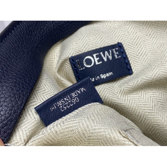 Loewe Size: 29.5x20cm Model: 3040