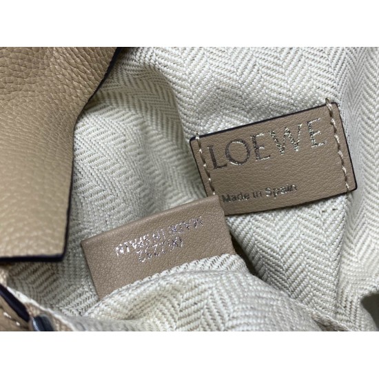 Loewe Size: 29.5x20cm Model: 3040