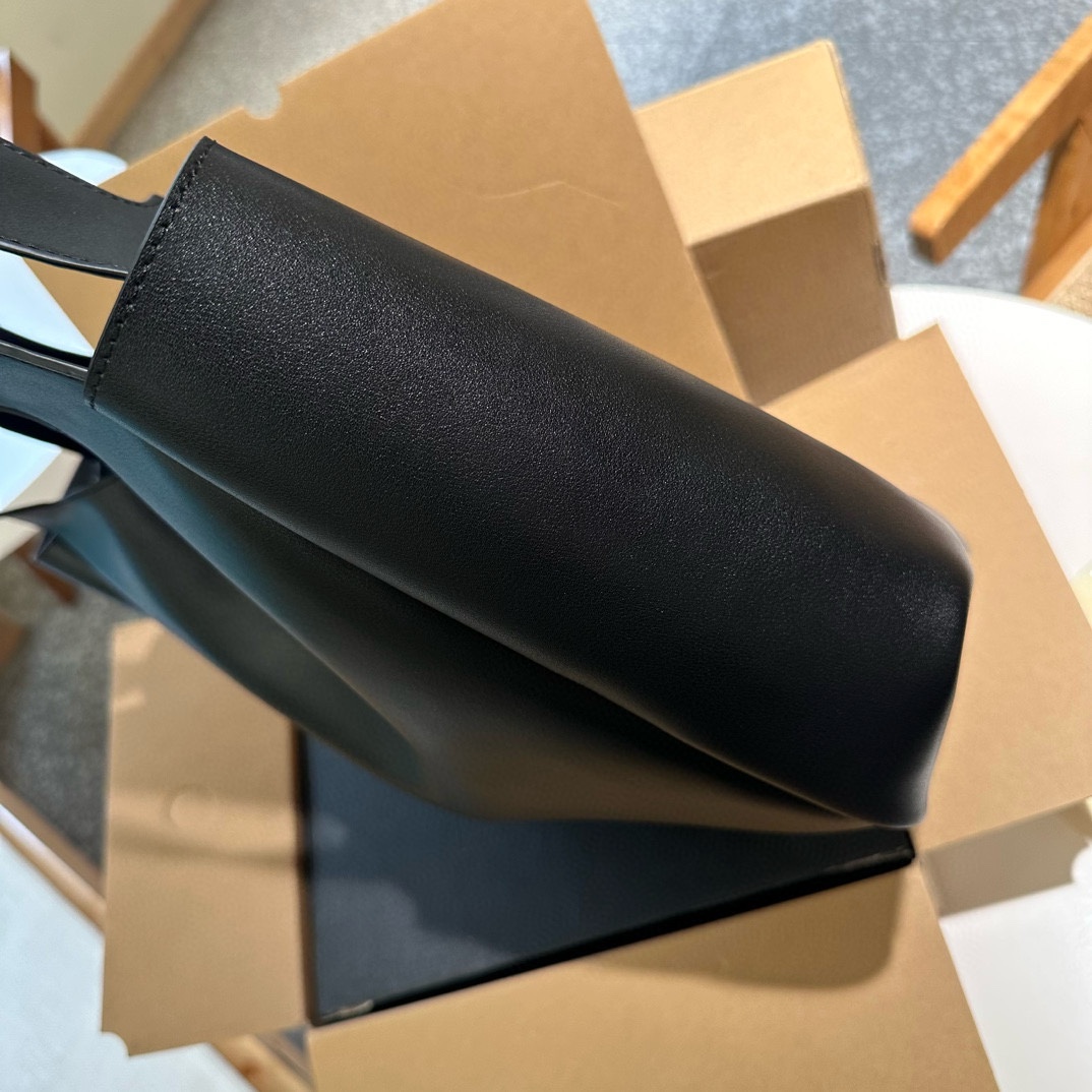 Saint Laurent Hobo Underarm Bag