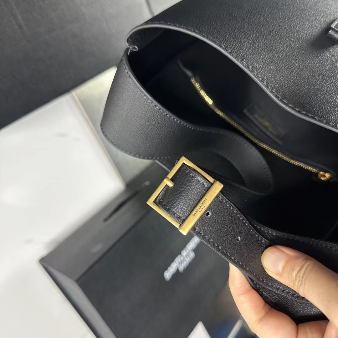 SAINT LAURENT Supple Small leather shoulder bag-Black - Bag