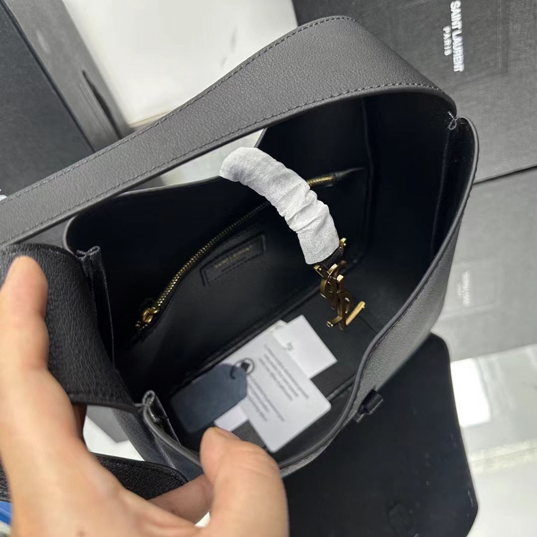 SAINT LAURENT Supple Small leather shoulder bag-Black - Bag