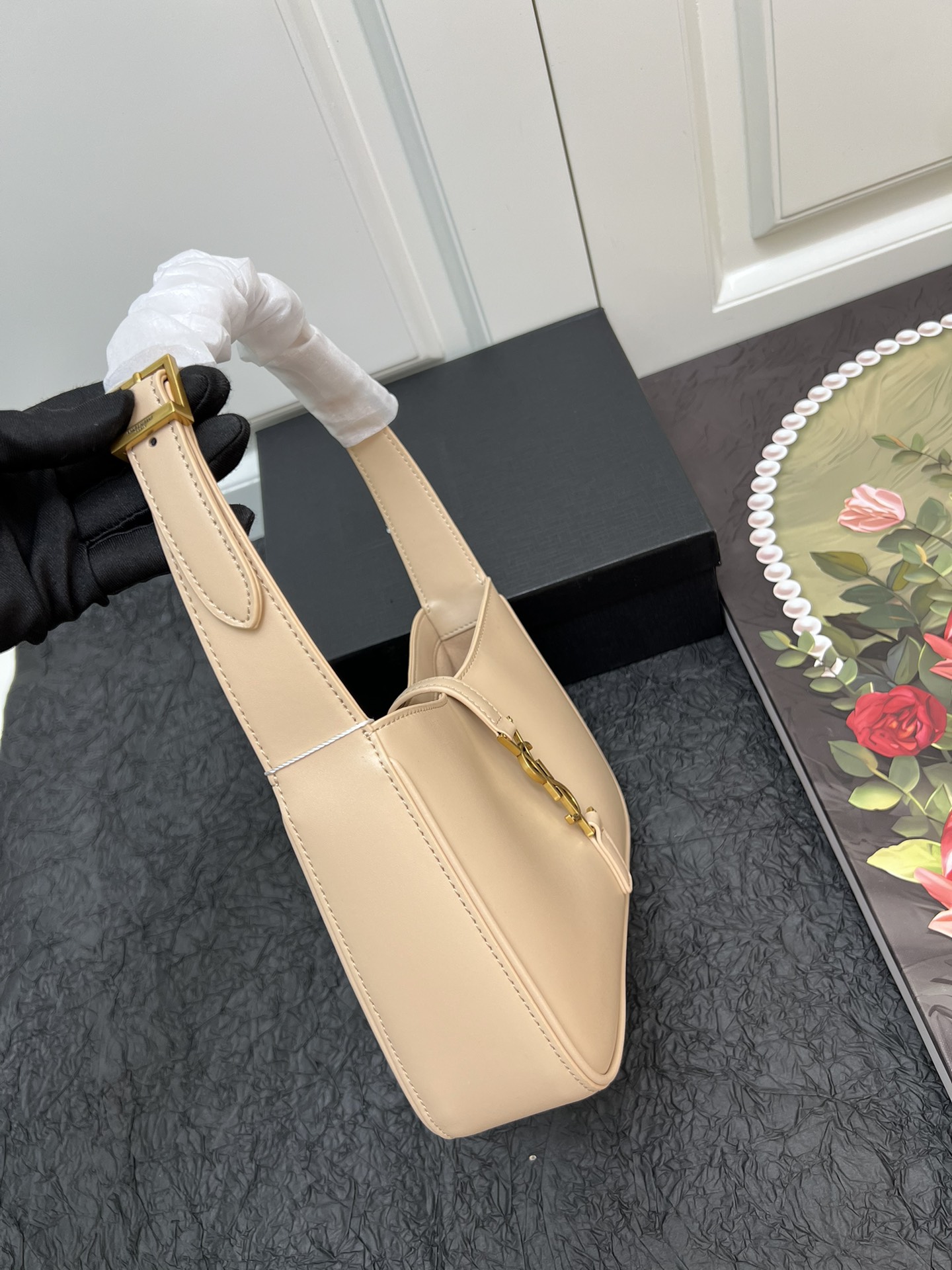 Saint Laurent YSL Le 5 à 7 hobo bag - Flesh Colored Bag