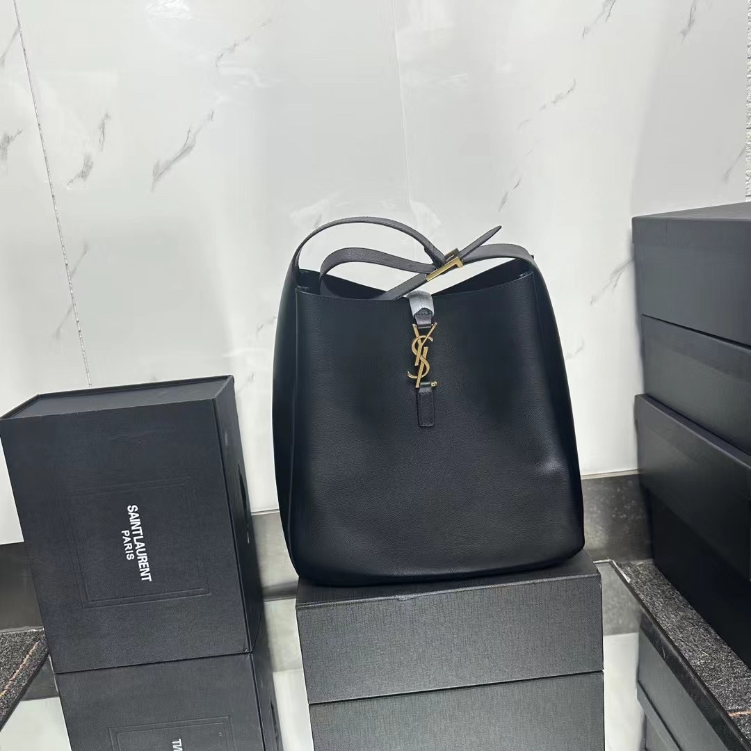 SAINT LAURENT Supple Large leather shoulder bag-Black - Bag