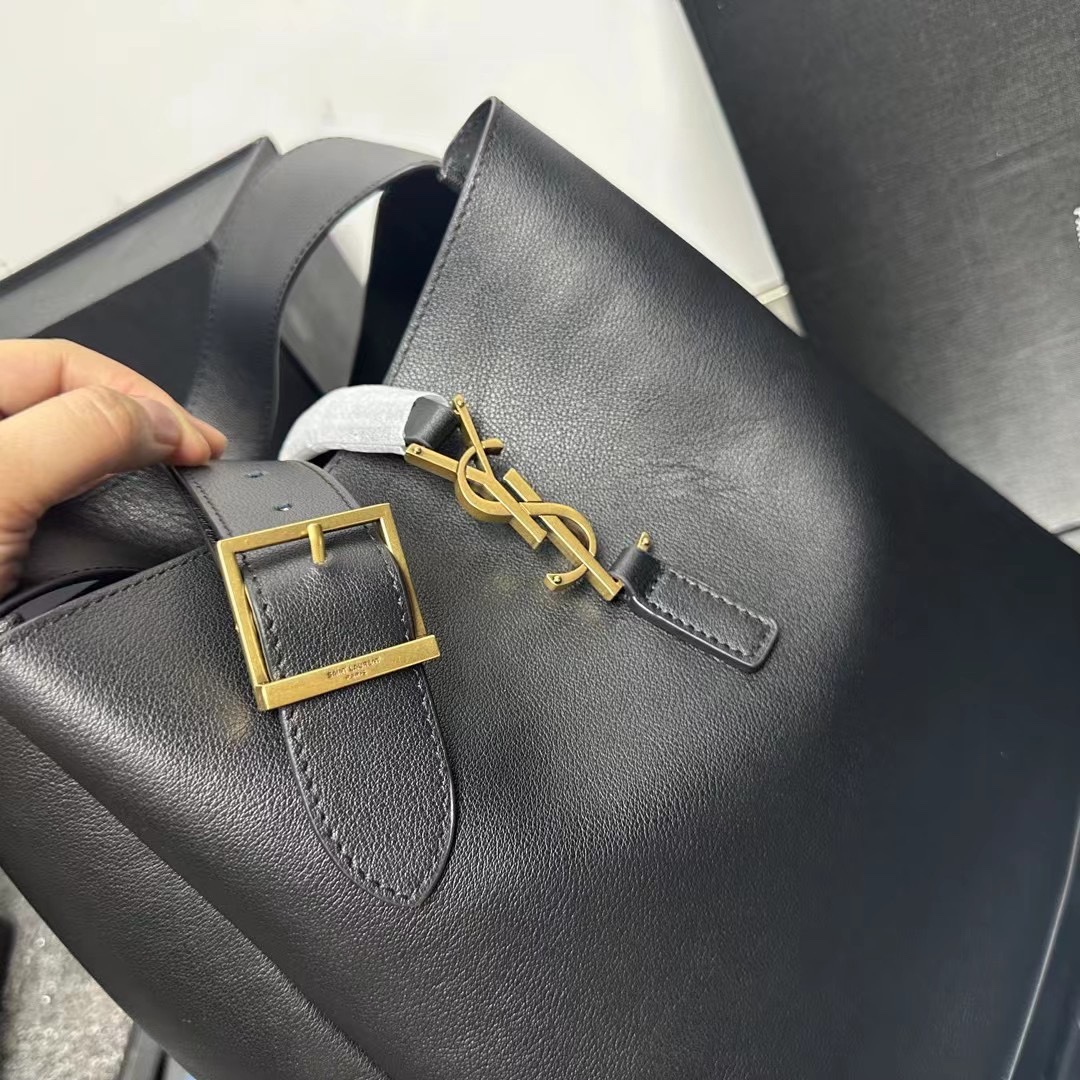 SAINT LAURENT Supple Large leather shoulder bag-Black - Bag