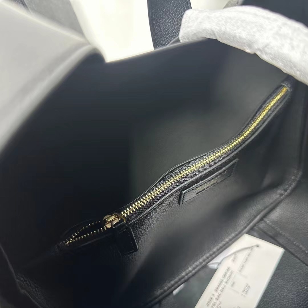 SAINT LAURENT Supple Large leather shoulder bag-Black - Bag