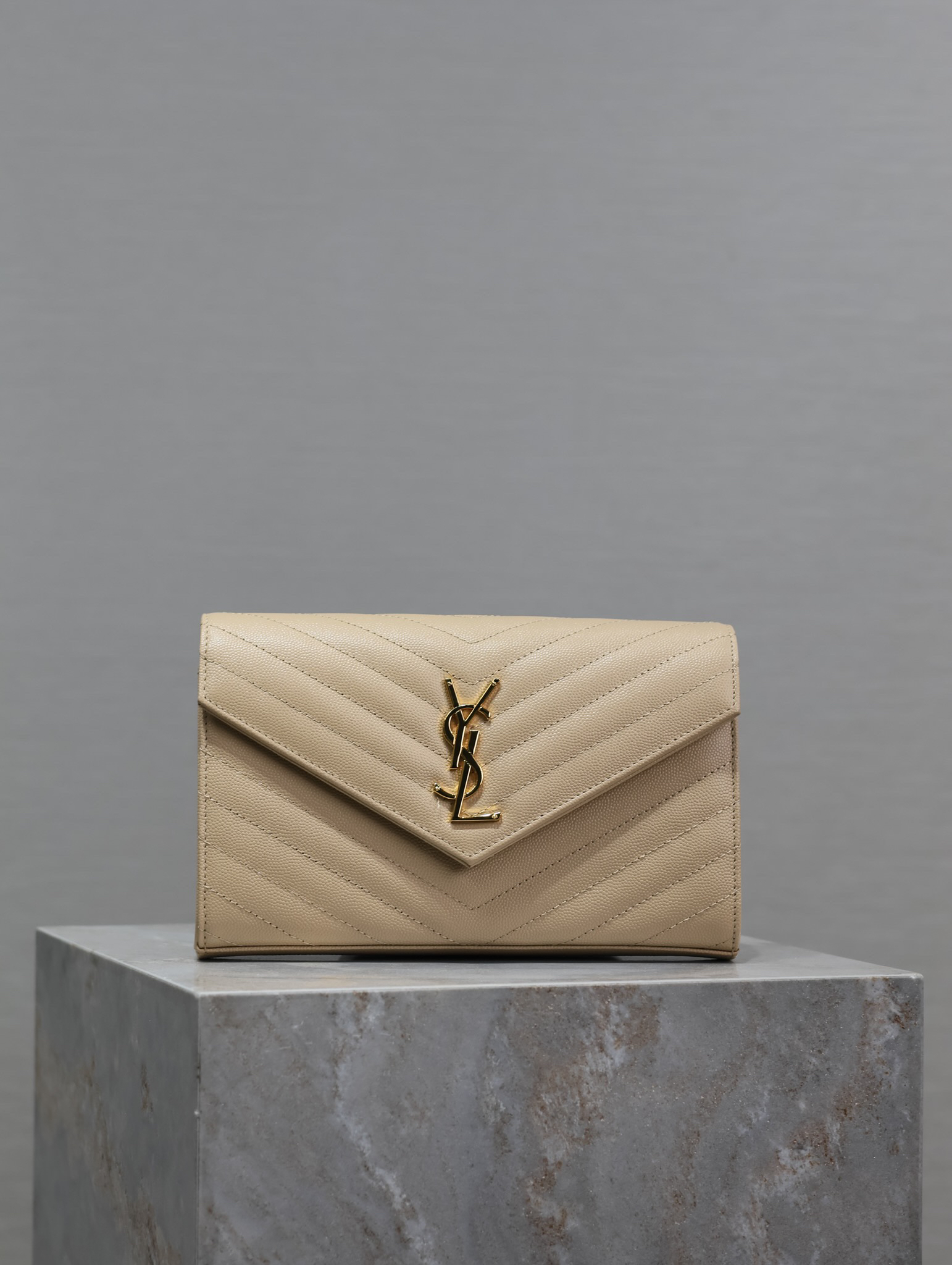 [TOP] Saint Laurent CLASSIC CASSANDRE CHAIN WALLET IN GRAIN DE POUDRE LEATHER
