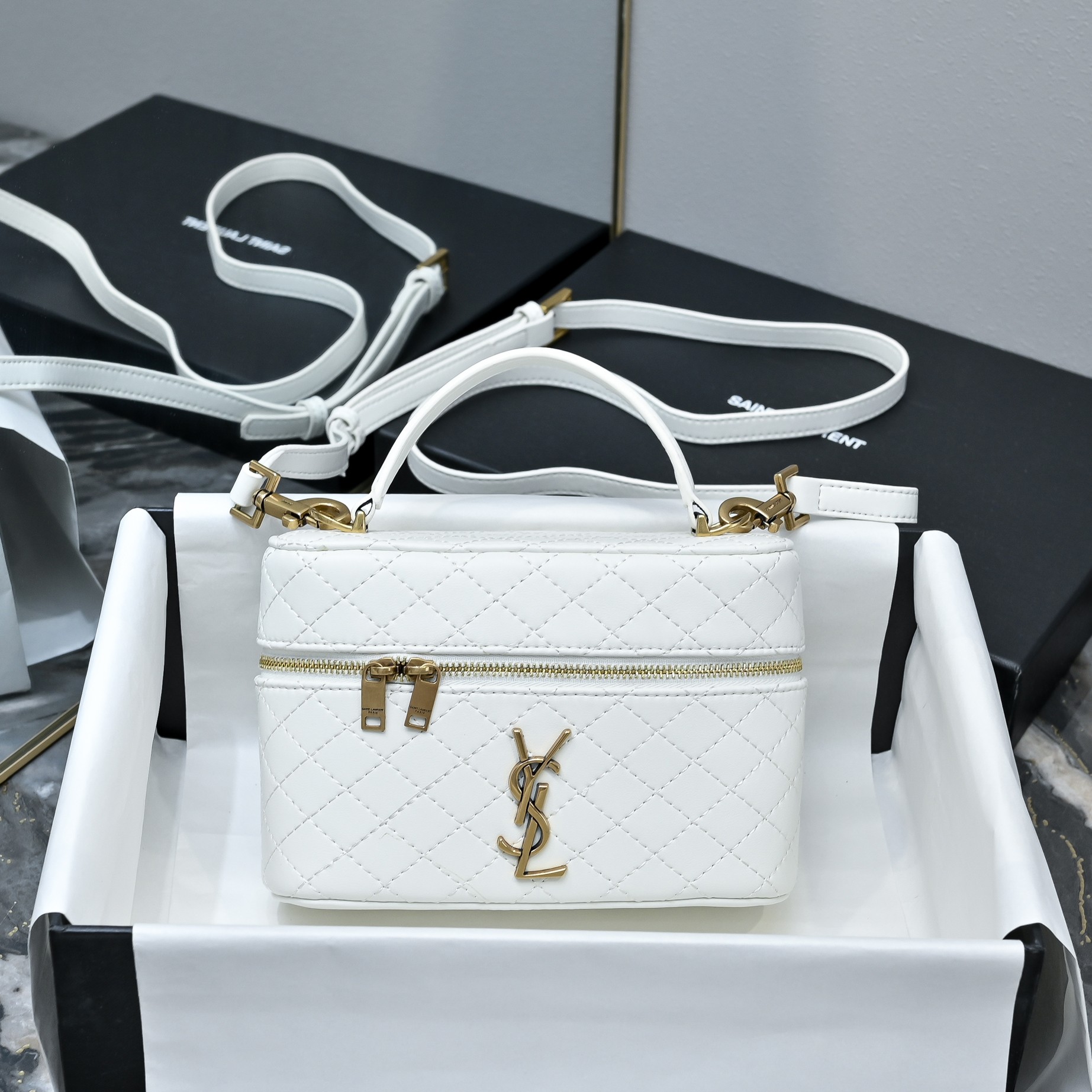 SAINT LAURENT YSL GABY vanity Medium bag in lambskin - BLANC VINTAGE