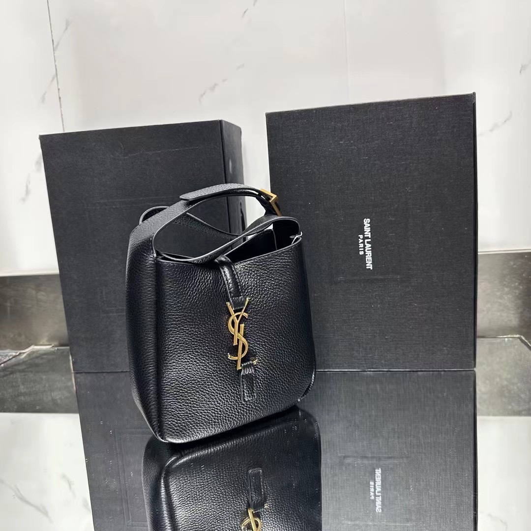 SaintLaurent YSL LE 5 À 7 supple baby in grained leather - Bag