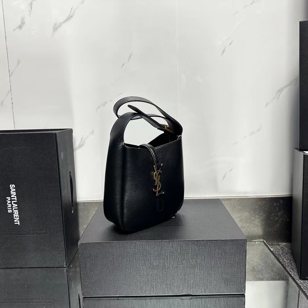 SaintLaurent YSL LE 5 À 7 supple baby in grained leather - Bag