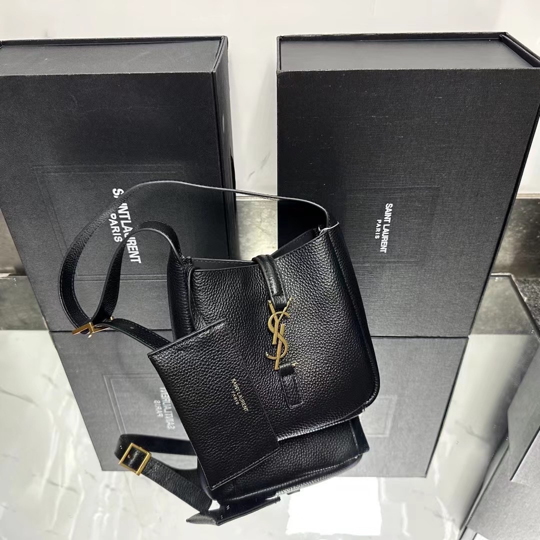 SaintLaurent YSL LE 5 À 7 supple baby in grained leather - Bag