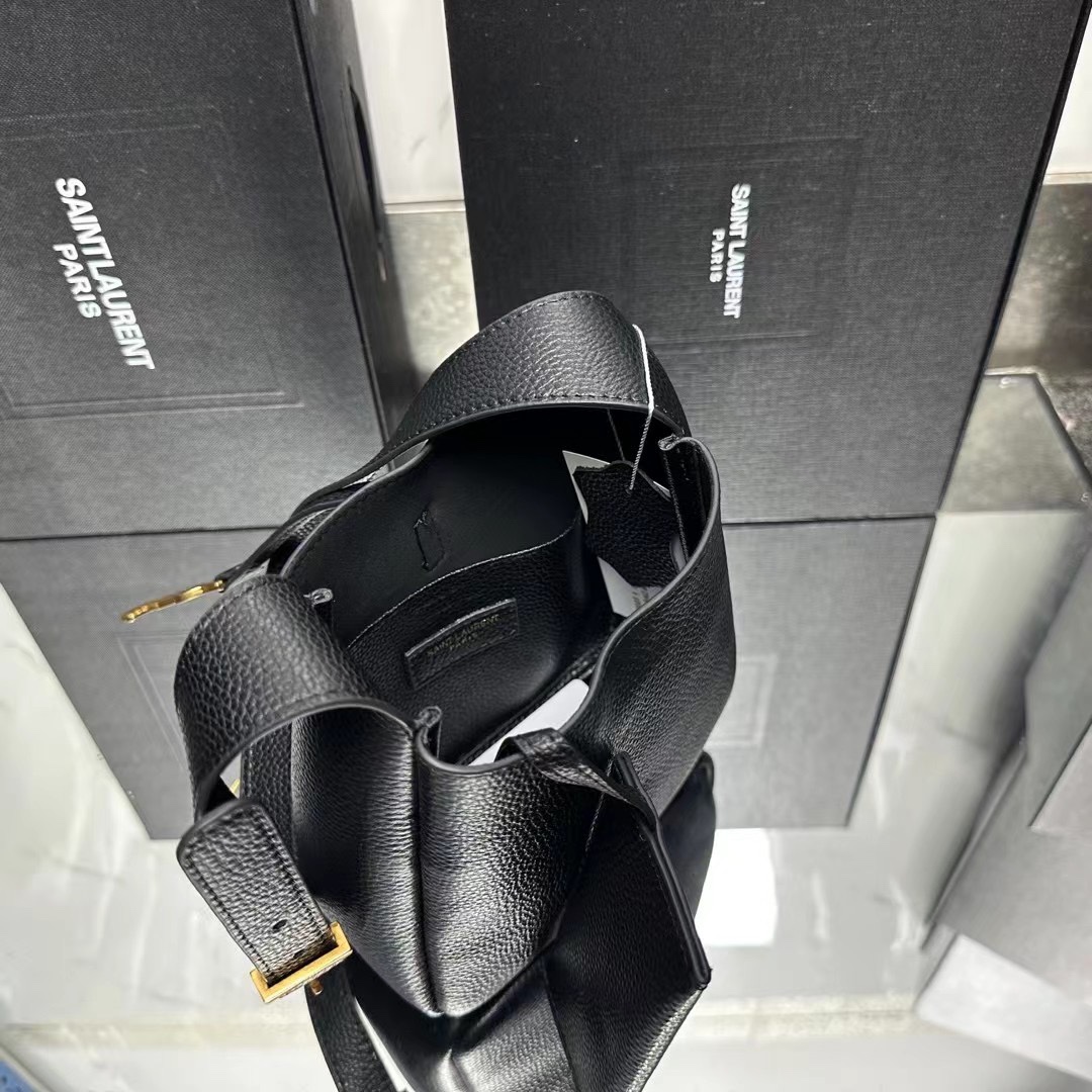 SaintLaurent YSL LE 5 À 7 supple baby in grained leather - Bag