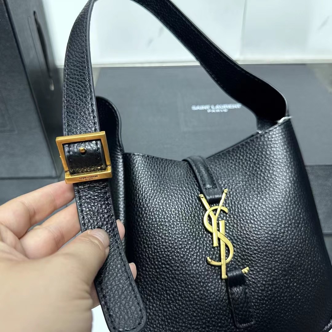 SaintLaurent YSL LE 5 À 7 supple baby in grained leather - Bag
