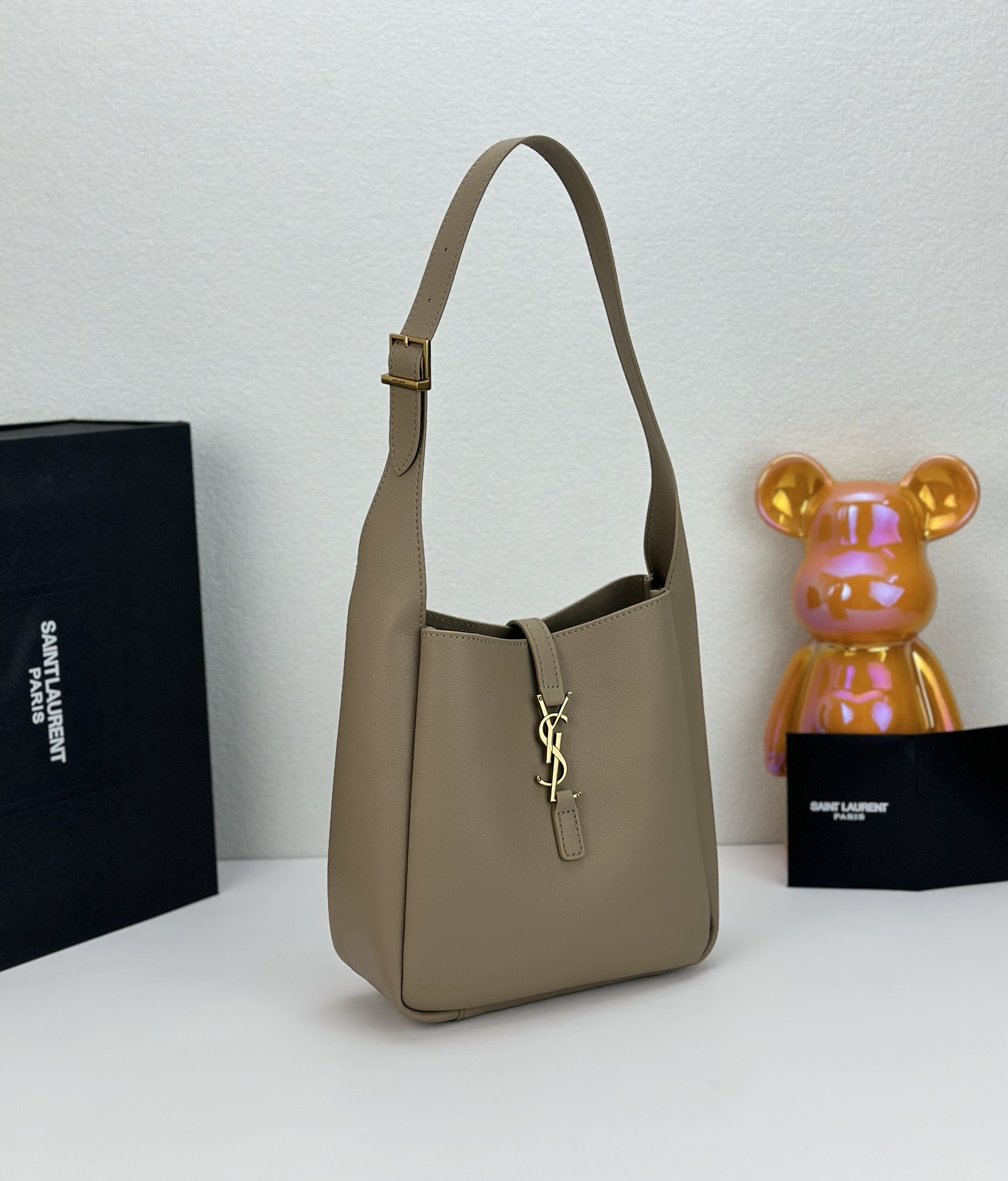 Saint Laurent LE 5 À 7 small bag in soft python Beige - Bag