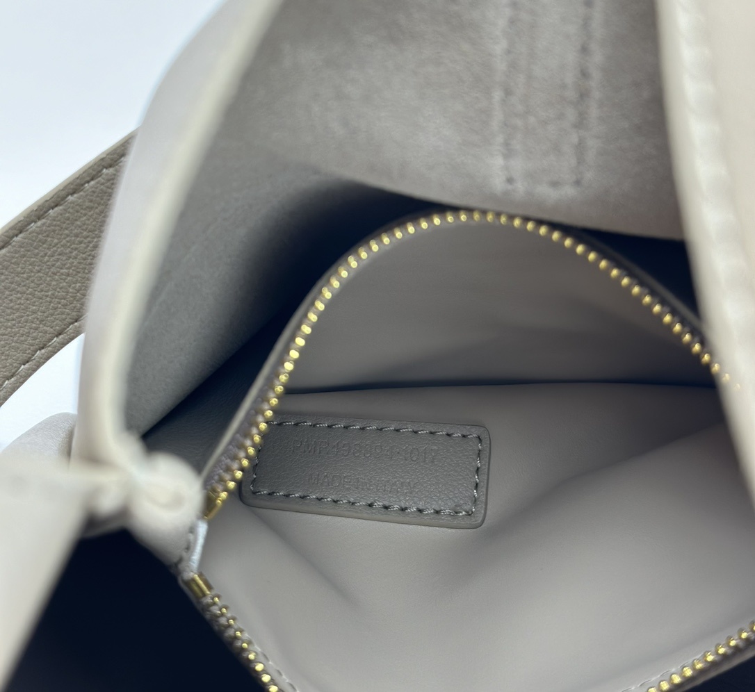 Saint Laurent LE 5 À 7 small bag in soft python Beige - Bag