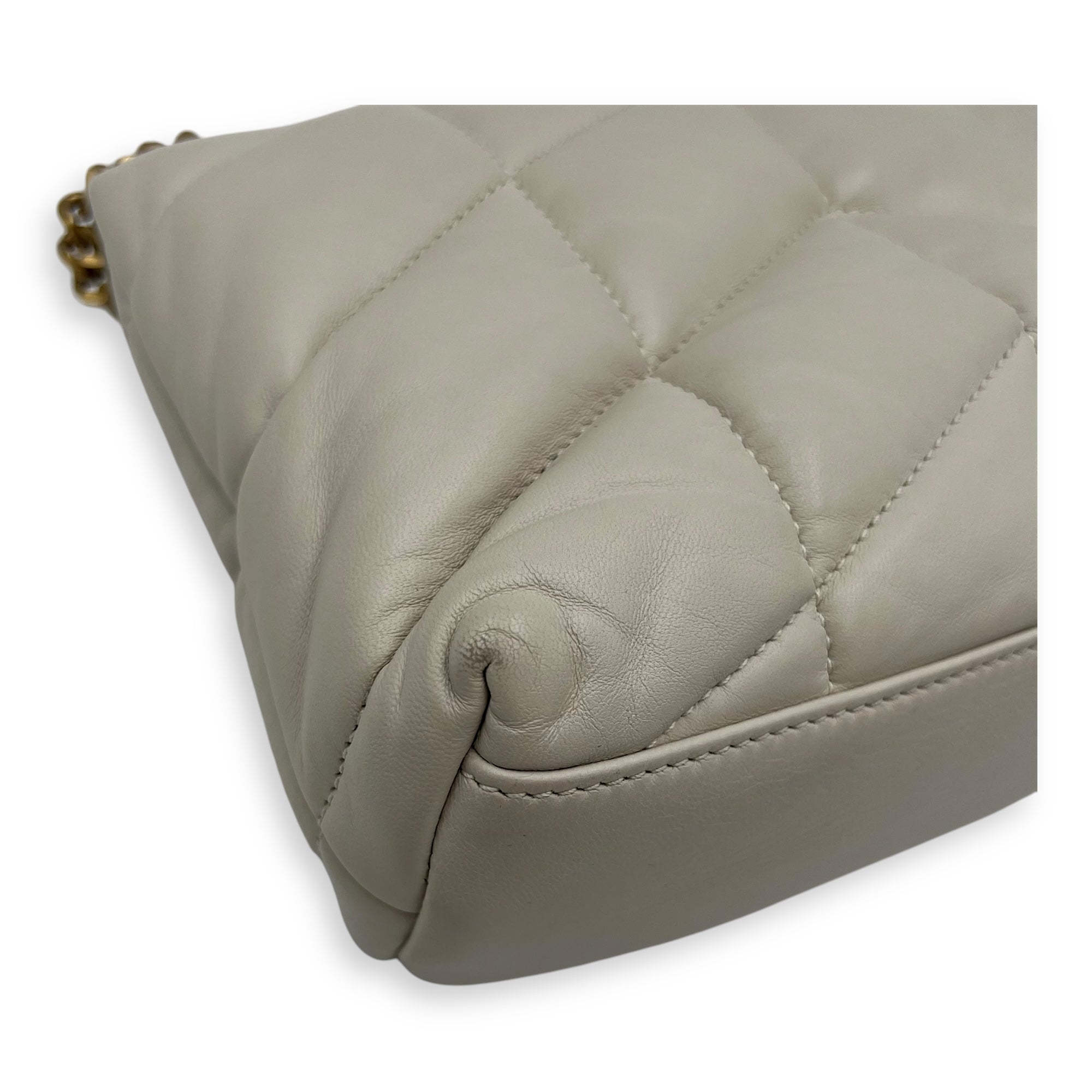 Puffer Shoulder Bag White in Lambskin, Gold hardware