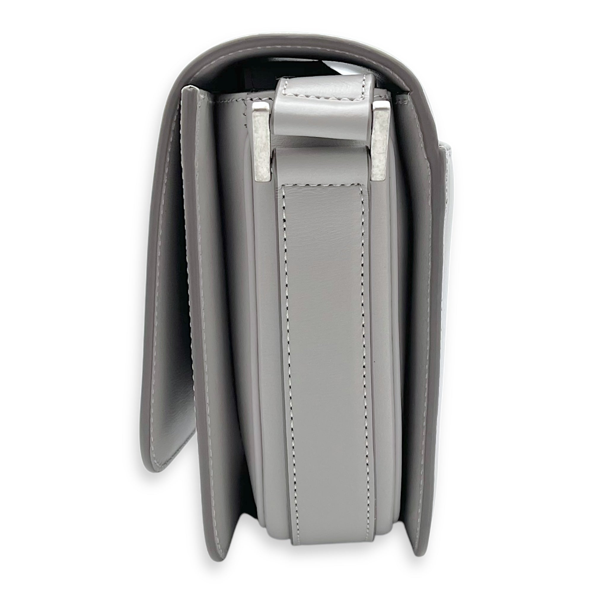 Le 61 Saddle Grey Shoulder Bag in Calfskin, Silver hardware