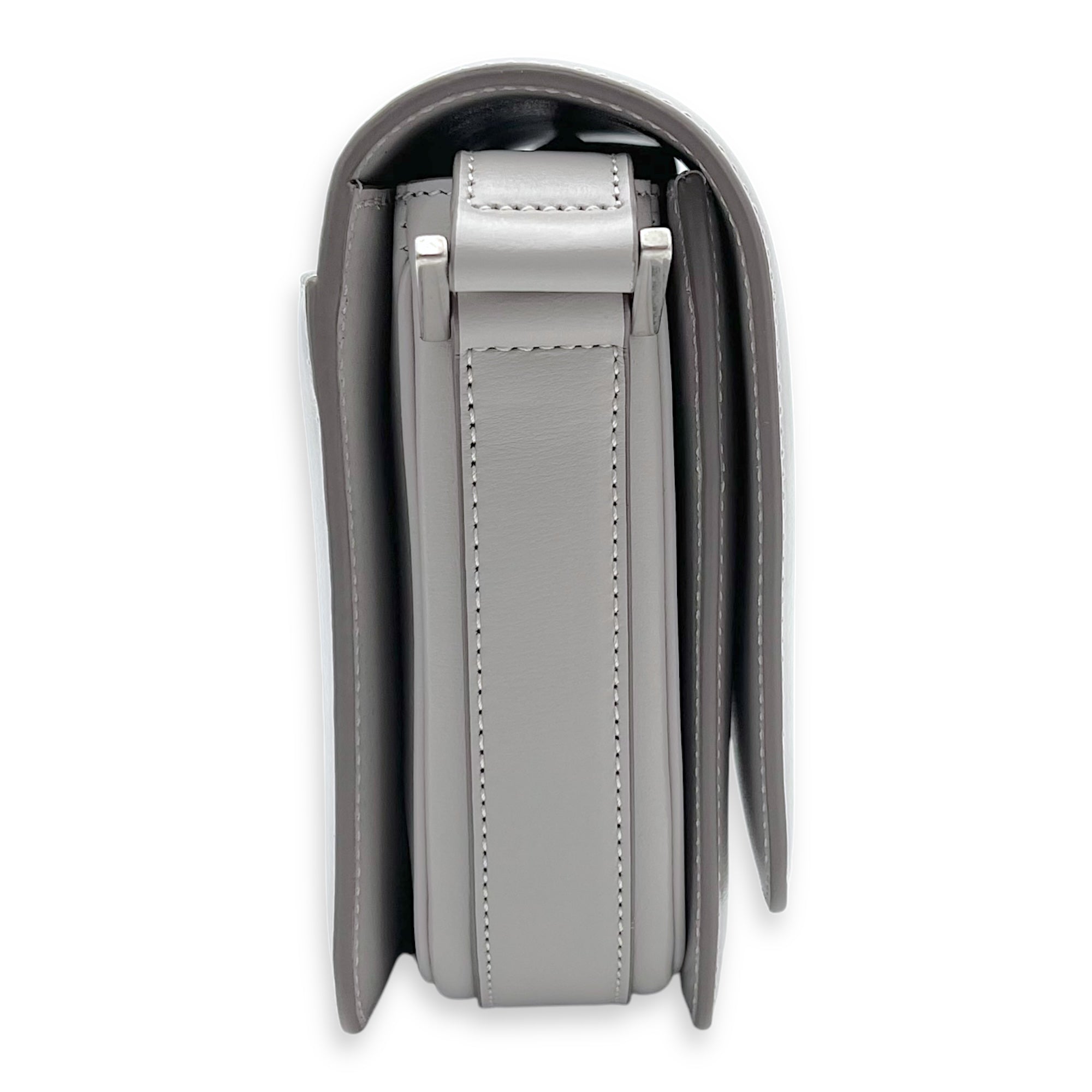 Le 61 Saddle Grey Shoulder Bag in Calfskin, Silver hardware