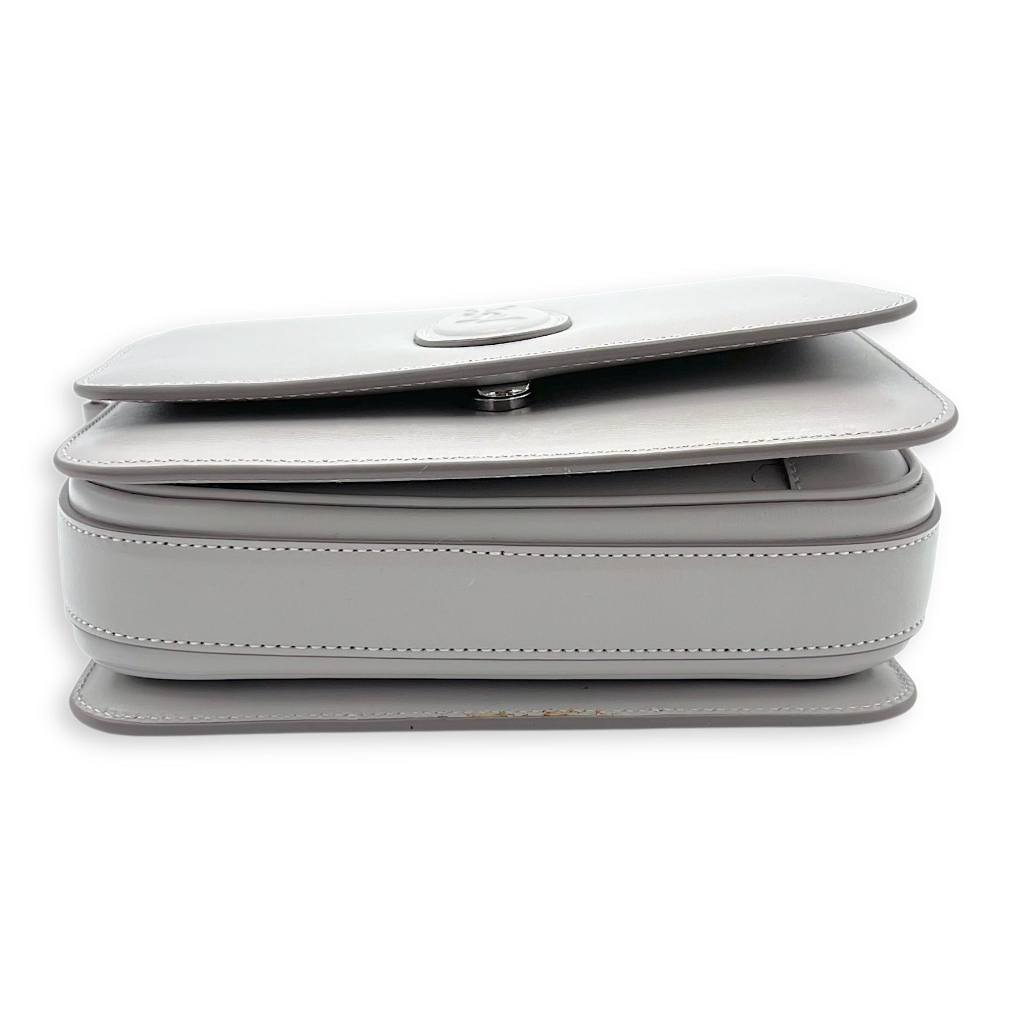 Le 61 Saddle Grey Shoulder Bag in Calfskin, Silver hardware