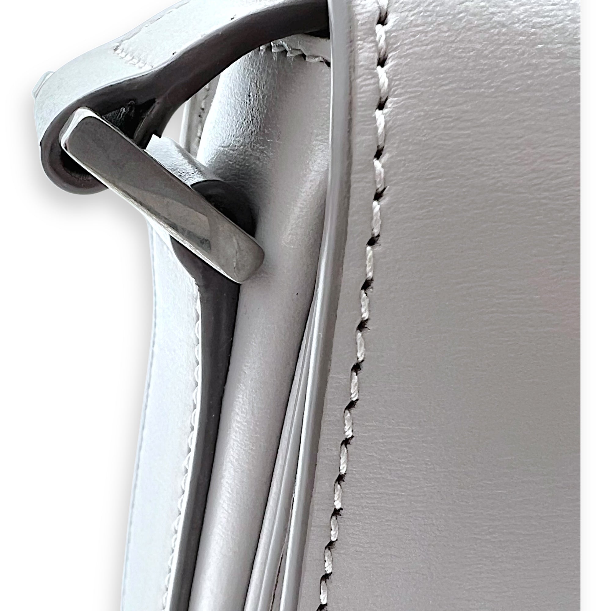 Le 61 Saddle Grey Shoulder Bag in Calfskin, Silver hardware