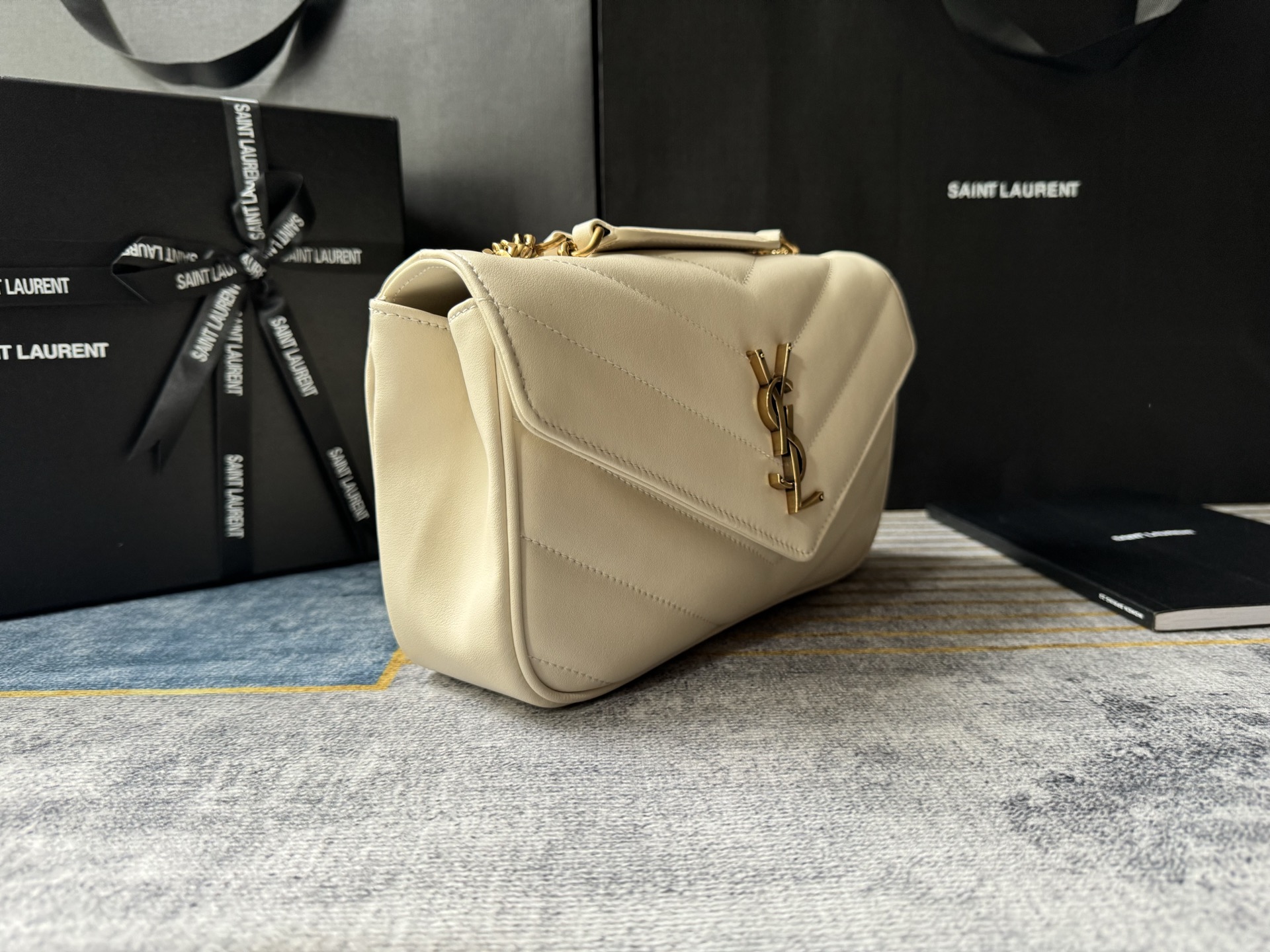 SAINT LAURENT LOULOU in MATELASSÉ Lambskin - White