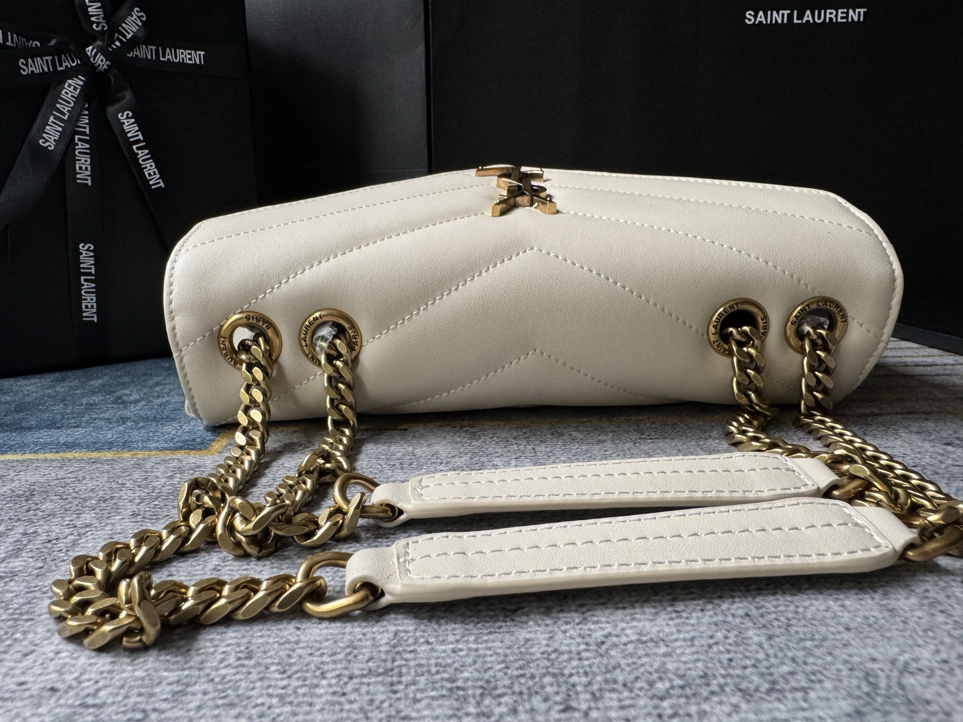 SAINT LAURENT LOULOU in MATELASSÉ Lambskin - White