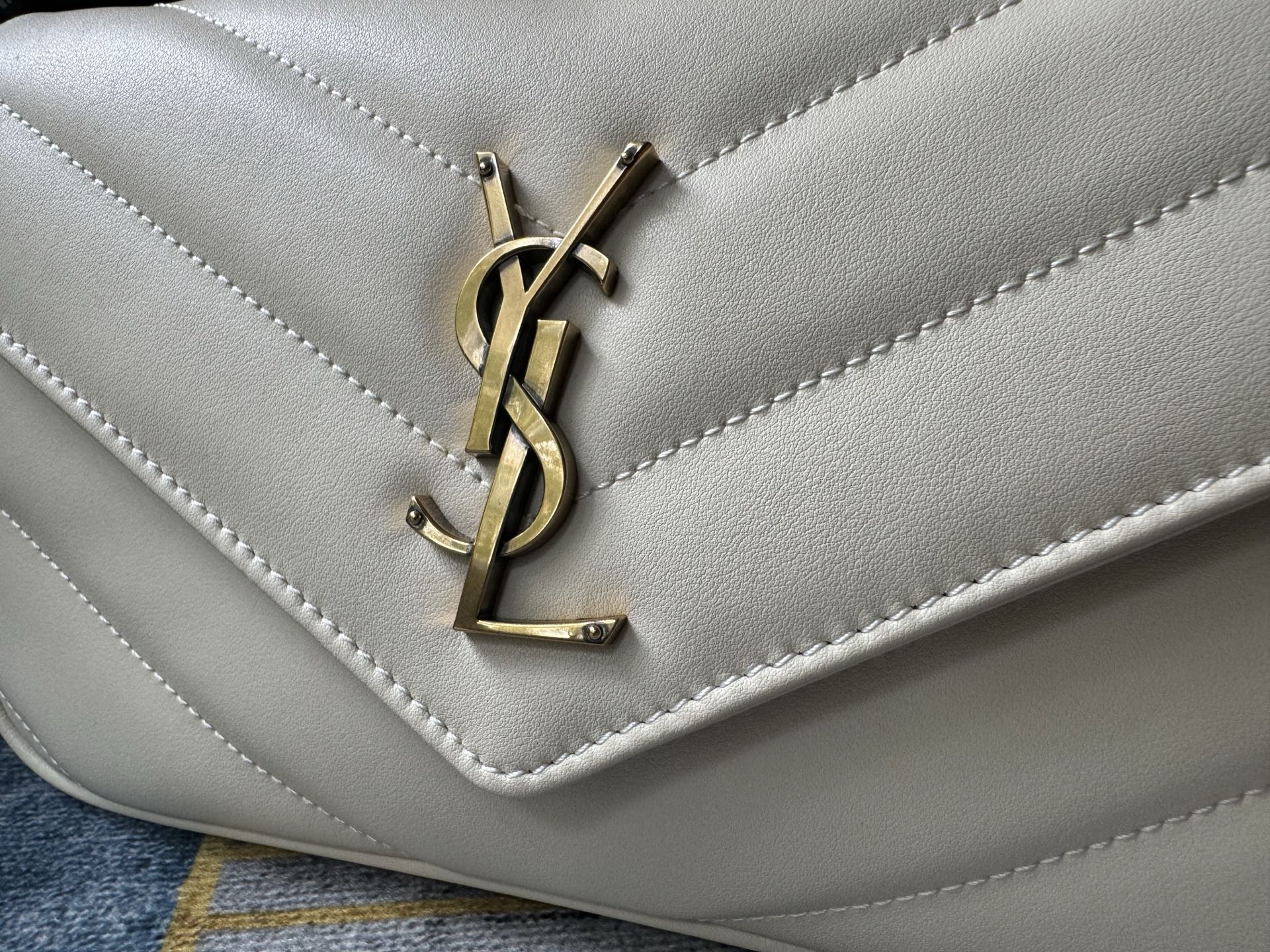 SAINT LAURENT LOULOU in MATELASSÉ Lambskin - White