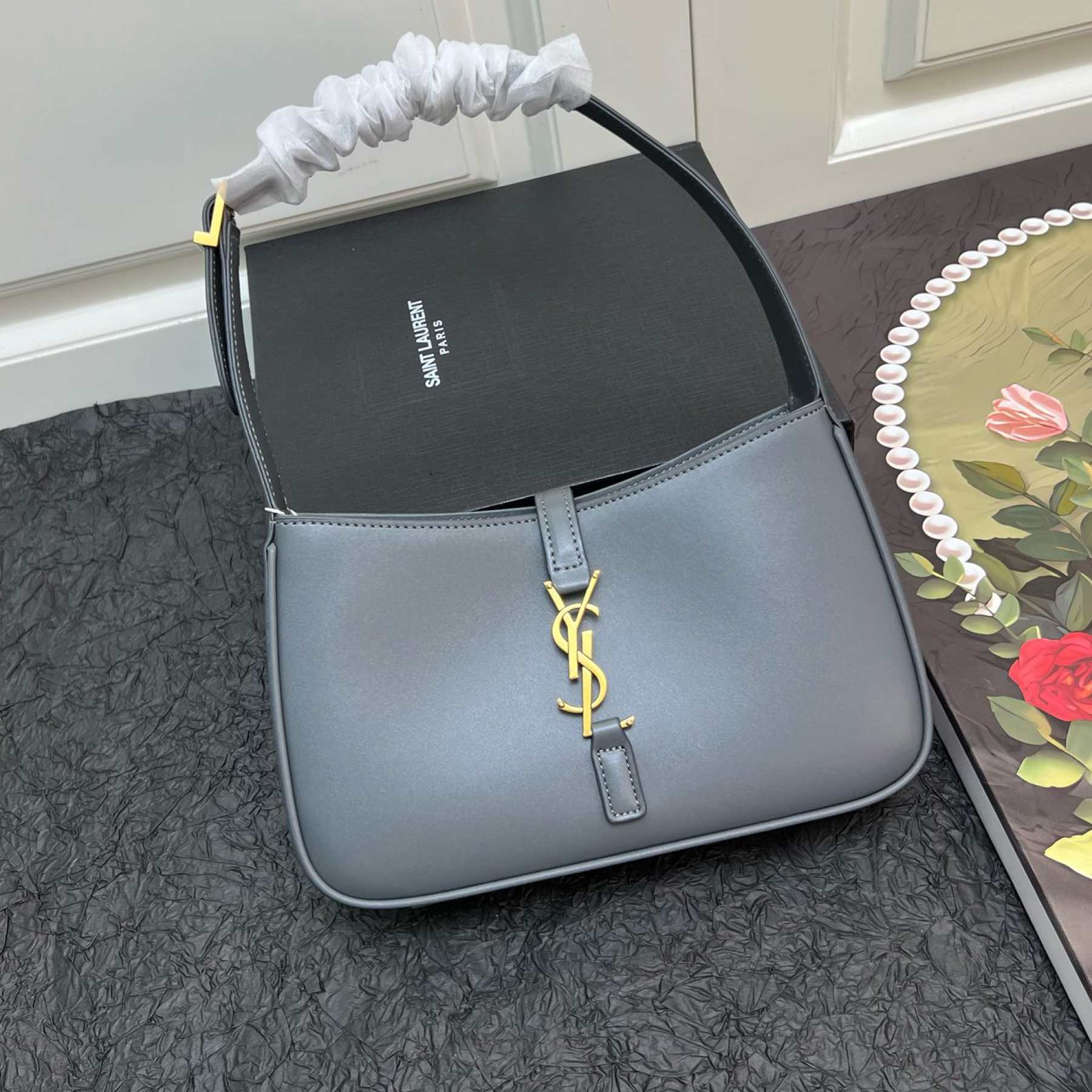 Saint Laurent YSL Le 5 à 7 hobo bag - Gray Plain Bag