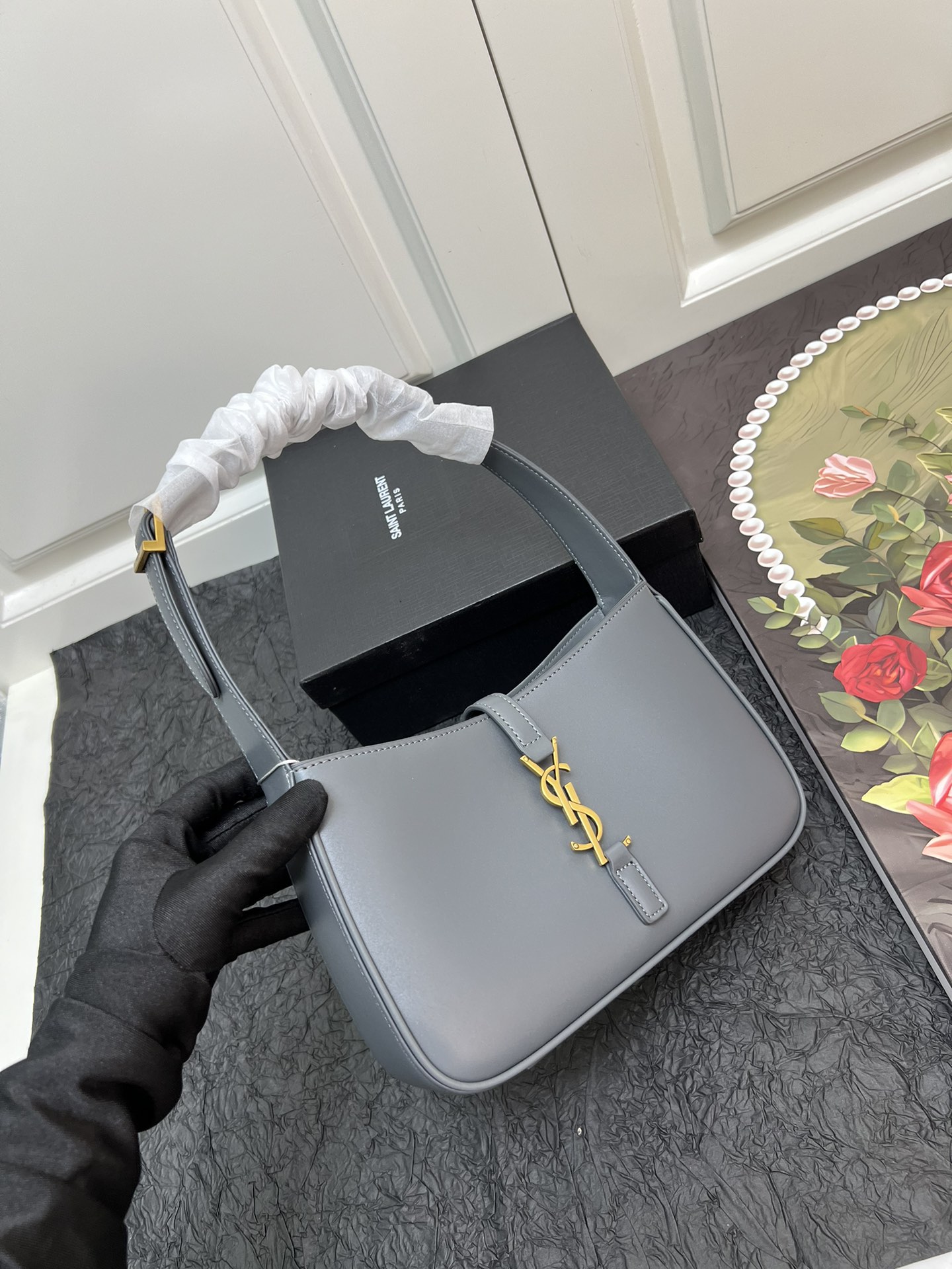Saint Laurent YSL Le 5 à 7 hobo bag - Gray Plain Bag